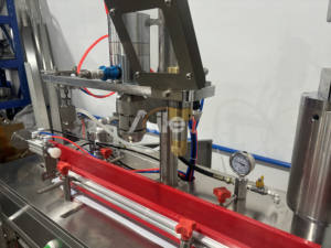 Machine <span class=keywords><strong>de</strong></span> remplissage pneumatique semi-automatique Aile pour les bombes aérosols <span class=keywords><strong>de</strong></span> crème solaire, <span class=keywords><strong>de</strong></span> parfum, <span class=keywords><strong>de</strong></span> <span class=keywords><strong>spray</strong></span> corporel, <span class=keywords><strong>de</strong></span> <span class=keywords><strong>peinture</strong></span>, en acier inoxydable 304 et en plastique - Product Image 4