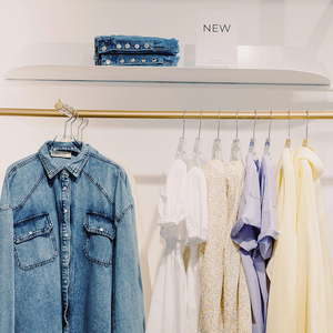 Sang Trọng Acrylic Chrome Móc Treo Tùy Chỉnh Quần Áo Đứng <span class=keywords><strong>Plexiglass</strong></span> Lucite Áo Móc Áo Quần Áo Giá Cho Áo Khoác/Váy - Product Image 5