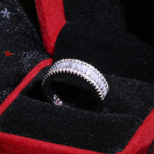 Anello da Donna a Forma di T con Taglio Quadrato e Accenti Scintillanti, Elegante Gioiello Regolabile in Lega per Coppie, Stile Moderno - Product Image 2
