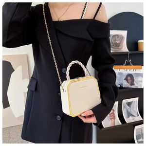 Sac bandoulière élégant à strass avec poignée en métal et pendentif style collier en promotion - Product Image 6