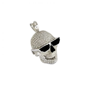 Pendentif Living Dead inspiré de l'esthétique gothique sombre et horrifique, avec une symbolique des mort-vives dans un design de bijoux macabres de luxe - Product Image 2