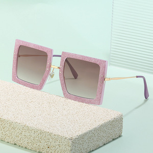 Lunettes de soleil carrées de style coréen pour femmes, protection UV400, lentille en PC, monture noire, lunettes de soleil à la mode, utilisation en extérieur - Product Image 4