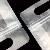 Transparante plastic zak met handvat, hersluitbare zip sluiting aan de zijkant, voor noten, granen, gedroogd fruit en voedsel.
