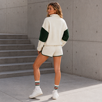Conjunto de Dos Piezas OEM ODM para Mujer, Sudadera de Forro Polar Sherpa Color Marfil con Cierre de Cremallera, Pantalones Cortos Casuales con Panel en Contraste Verde y Parche de Toalla