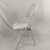 Portable Cuir Beige Rembourré Chaise Pliante En Gros Hôtel En Plein Air Événements De Mariage Cadre En Métal Chaises Pliables avec Poignée