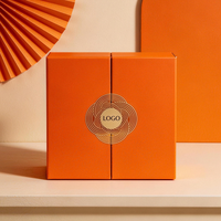 Boîte cadeau pliable personnalisée avec finition rouge et rayures dorées pour le branding des festivals