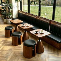 Ensemble de mobilier de restaurant moderne : tables et chaises en bois, banquette de café, canapé pour la restauration