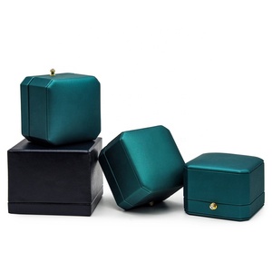 Scatola Portagioie per Anello Verde Scuro in Similpelle con Luce LED Integrata e Bottone a Pressione con Pietra Incastonata - Product Image 5