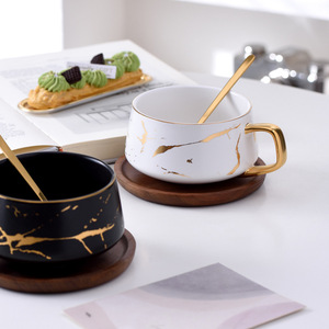 Set di Tazze da Caffè di Lusso in Stile Nordico, Tazze in Porcellana con Design Marmorizzato Dorato, Set di Tazze da Tè in Ceramica Nera con Piattino in Legno - Product Image 4
