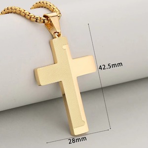 Collier pendentif croix à double couleur et rainures diagonales en acier inoxydable anti-ternissement, bijoux religieux chrétiens de prière style hip-hop - Product Image 2