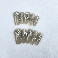 Las uñas artificiales hechas a mano, con un diseño elegante y lujoso con diamantes brillantes, son de alta calidad y reutilizables.