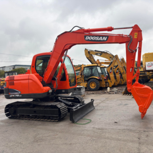 Doosan-Miniexcavadora DX75, larga vida útil, bien mantenida, para riego de jardines, construcción, motor de engranaje operativo de 7 toneladas - Product Image 1