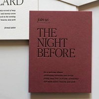 Carte d'invitation de mariage classique de luxe avec logo personnalisé, design en relief, impression typographique élégante sur papier fantaisie