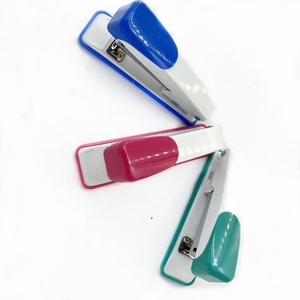 Mini grapadora con 3 colores surtidos (rojo, azul, verde) para estudiantes y oficinas. - Product Image 1