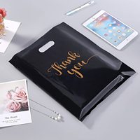 Anpassbare PE-Kunststoff-Handtasche Vier-Finger-flache Tasche schwarze Einkaufstasche für Kleidung Pelz & Shoes-100pcs Fabrik gedruckt Logo