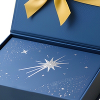Boîte cadeau rigide à couvercle rabattable avec logo personnalisé, boîte en papier décorée d'un nœud en ruban satiné avec estampage à chaud argenté pour emballage de cadeaux de luxe