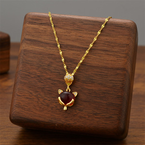 El popular collar de acero de titanio con colgante de zorro pequeño es un éxito de ventas simple, elegante y de lujo ligero para mujeres. Es una <span class=keywords><strong>Persona</strong></span> - Product Image 1