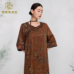 Nouvelle arrivée, robe moderne à col en V, longueur genoux, style chinois vintage, jacquard lourd, taille naturelle, écologique, numérique - Product Image 1