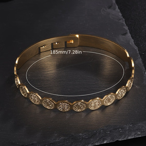 Classico Bracciale Sportivo/Casual in Acciaio Inossidabile 316 Placcato Oro con Cornice di San Benedetto, Gioiello Amuleto Cattolico di Gesù <span class=keywords><strong>per</strong></span> Uomini e Donne - Product Image 1