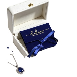 Pochette à bijoux personnalisée en velours bleu marine avec doublure en satin, fermeture à ruban, insert pour collier et coussinet pour boucles d'oreilles - Product Image 1