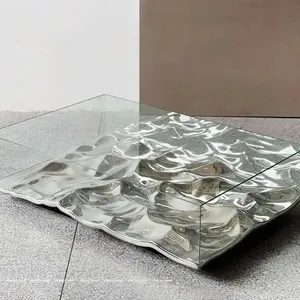 Sala de estar moderna, creativa y minimalista, con base de acero inoxidable, totalmente equipada con mesa de centro de cristal cuadrada transparente