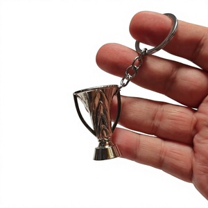 Porte-clés en résine dorée en forme de ballon de football, récompense <span class=keywords><strong>du</strong></span> gardien de but <span class=keywords><strong>du</strong></span> football, souvenir pour les fans, taille S, fabriqué à la main, respectueux de l'environnement, YX - Product Image 1
