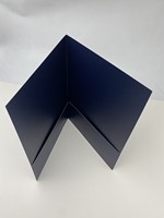 Carpeta de Presentación Personalizada Azul Marino con Logotipo Plateado en Relieve para Propuesta Comercial