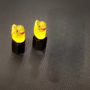 4 capuchons de valve lumineux en forme de canard, adaptés aux voitures, motos et vélos, avec un design mignon de canard jaune - Product Image 4