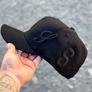 Gorra Ajustada con Logo 'S' Negra, Visera Curva, Forro Rojo, Bicolor, 6 Paneles, Parte Trasera Cerrada, Copa Alta, Estilo Béisbol, Unisex, Personalizable, Venta al por Mayor - Product Image 2