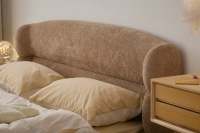 Lit rembourré incurvé de style vintage moderne italien avec cadre en bois pour chambre à coucher