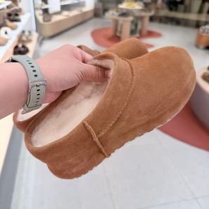 Pantuflas UGG personalizadas para mujer, con suela gruesa y forro de lana, cálidas, antideslizantes, casuales, para invierno. - Product Image 3