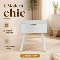 Table de chevet OEM ODM en bois blanc à 1 tiroir avec façade cannelée, poignée dorée et pieds effilés pour chambre à coucher