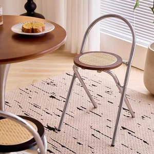 Set <span class=keywords><strong>Tavolino</strong></span> da Caffè Rotondo Stile Mid-Century Moderno con Sedie Pieghevoli in Rattan e <span class=keywords><strong>Tavolino</strong></span> Laterale in Metallo a Forma di Tulipano per Soggiorno, Caffè, Bistrot - Product Image 3