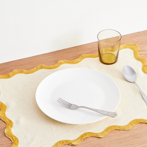 Grands sets de table festonnés brodés en coton et lin pour les distributeurs de l'hôtellerie, avec bordure contrastée pour le service de banquet - Product Image 1