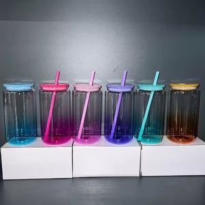 Vaso de Vidrio Sublimado de 16 oz con Efecto Degradado, Tapa de Plástico PP y Pajita, Colores Variados - Product Image 4