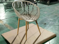 Chaises de terrasse d'extérieur en gros d'usine, chaises de salle à manger avec dossier en maille PP et pieds en métal résistants