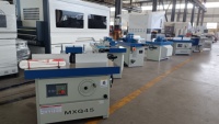 Machine de fraisage et de profilage à broche verticale pour le travail du bois avec table coulissante d'alimentation