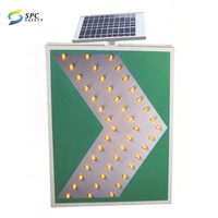 Coins d'allée, ponts d'autoroute, rampes courbes jaunes réfléchissants et clignotants, sécurité solaire, guidage Led à chevrons, panneaux de circulation