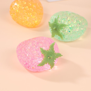 Vente en gros : Jouet créatif anti-stress à presser en forme de fraise, à récupération lente, en maltose - Product Image 3