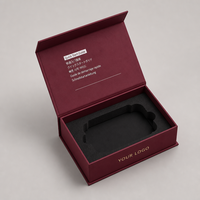 Boîte à livre magnétique de luxe rouge bordeaux avec logo personnalisé, insert en mousse EVA, guide de démarrage rapide multilingue, emballage cadeau festif