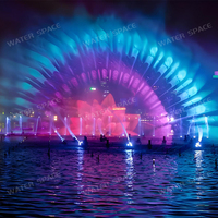 Structure d'imagerie par projection laser sur écran d'eau et diffusion de brume pour créer une ambiance nocturne immersive dans les lieux en bord de mer