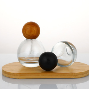 Flacon de parfum en verre transparent rond de haute qualité avec pulvérisateur à chaud de 30 ml, 50 ml, 100 ml et bouchons en <span class=keywords><strong>bois</strong></span> de forme originale - Product Image 1