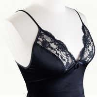 Chemise de nuit élégante en satin noir pour femme avec panneau en dentelle transparente et dos nu – Robe de nuit – Vente en gros usine