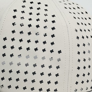 Casquette de camionneur personnalisée imperméable à 5 panneaux, perforations découpées au <span class=keywords><strong>laser</strong></span>, logo brodé en 3D, performance personnalisée, golf, 100% polyester - Product Image 4