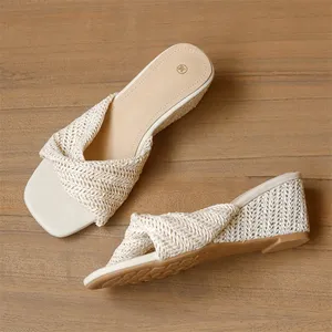 Sandales compensées ajourées plissées pour femme, élégantes et confortables, à bout carré, pour l'été et les banquets - Product Image 2