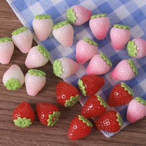 Lindo colgante de resina plástica DIY de fresa pequeña rosa y roja para accesorio de joyería, llavero, casa de muñecas, decoración de funda de teléfono - Product Image 1