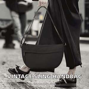 El nuevo bolso de hombro con correa para el hombro con patrón de logotipo jacquard diseñado a medida se puede usar en diagonal. - Product Image 2