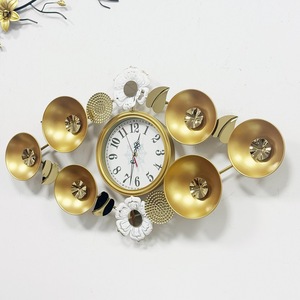 ساعة حائط معدنية فاخرة جديدة بتصميم زهور، مقاس 107×56 سم، ساعة حائط دائرية من الحديد للتعليق على الحائط لتزيين غرفة المعيشة والمنزل - Product Image 2