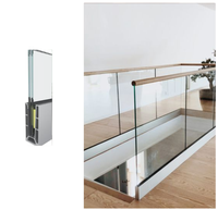 Balustrade en verre sans cadre moderne sur mesure en aluminium en forme de U, verre trempé, montage au sol, éclairage extérieur