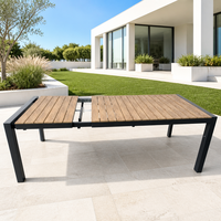 Table à manger extensible noire mate avec plateau en lattes de bois pour terrasse, jardin, cour arrière, divertissements en plein air